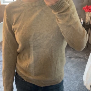 Beige stickad tröja från VILA - Säljer en beige stickad tröja från VILA i storlek XS (funkar nog också xxs)🤗