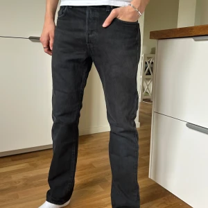 501 Levi’s Original Jeans - Säljer ett par svarta Levis 501 i storlek 30/32. Jeansen har fem fickor, knappgylf och är tillverkade i kraftigt denimtyg. Ordinarie pris 1 150 kr