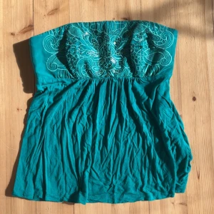 Tubetopp - Så fin tubetopp med paljetter och broderi, har sytt in så den är mera xs men går att sprätta upp. Dragkedja på sidan och finns öglor för axelband💫Ser lite blåare ut på bild än vad den är!