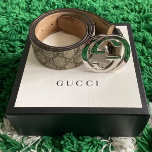 Gucci bälte  - Säljer mitt Gucci bälte i storlek 90. Bältet är i fint använt skick och kommer med box, dustbag och originella kvittot samt ursprungliga retursedeln som jag skickar bild på efter begäran. Några hål har gjorts längre in på bältet så att det även ska passa smalare midjor (se bild!). Skickar gärna fler bilder ifall det är något ni vill se närmare på!