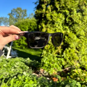 Svarta solglasögon från Oakley - Snygga svarta solglasögon från Oakley. Använda få gånger. Nypris 1670kr 