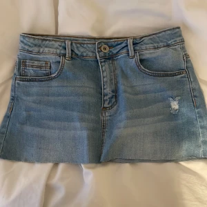 Ljusblå jeanskjol  - Säljer en jätte fin jeans kjol som inte kommer till användning💓