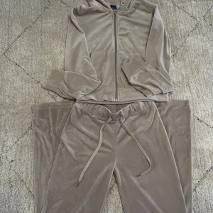 Beige mjukisbyxor från Gina Tricot - Säljer ett par beige mjukisbyxor från Gina Tricot i supermjuk tyg. Byxorna har en relaxed passform och är perfekta för en chill och avslappnad stil. Matchande hoodie finns också om du vill ha ett set. Pris kan diskuteras och eventuella frågor, om du vill köpa en av det är det bara att höra av sig💕💕