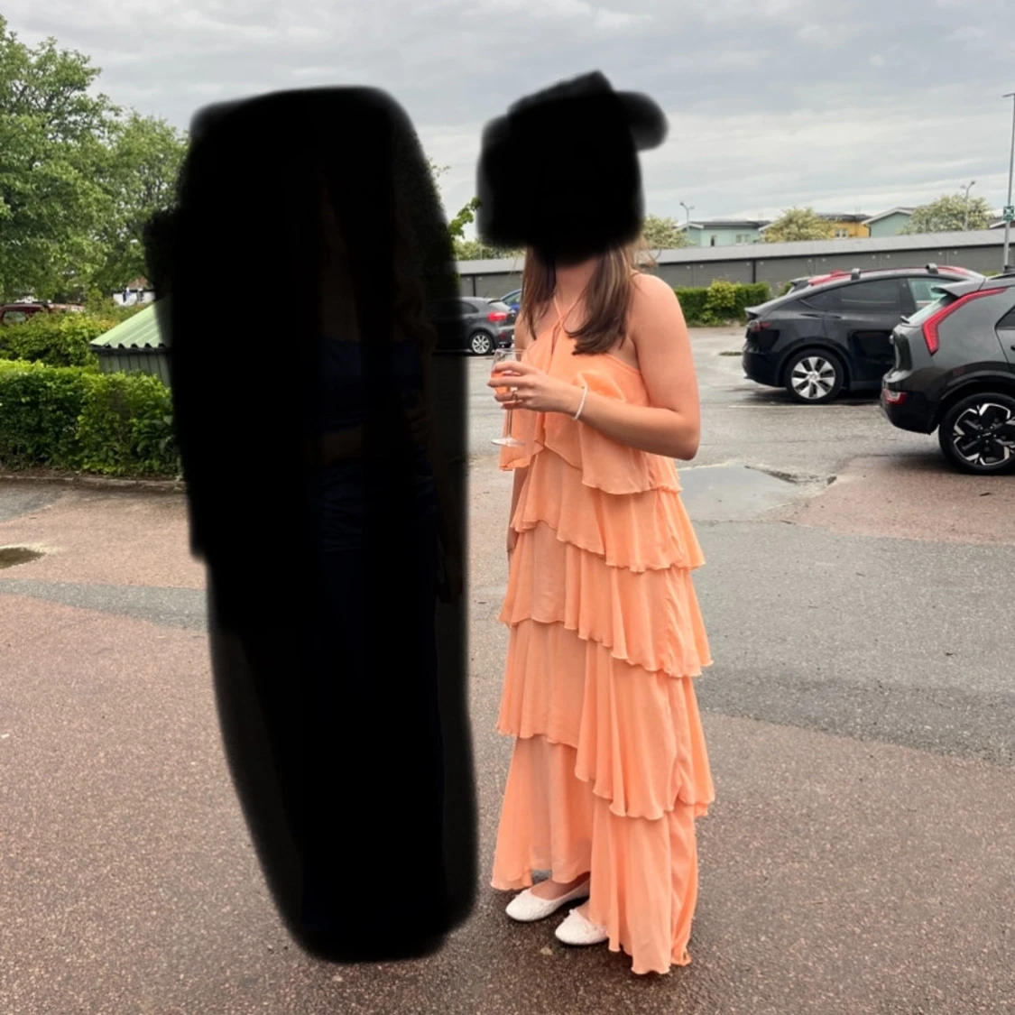 Persikofärgad långklänning med volanger - 4