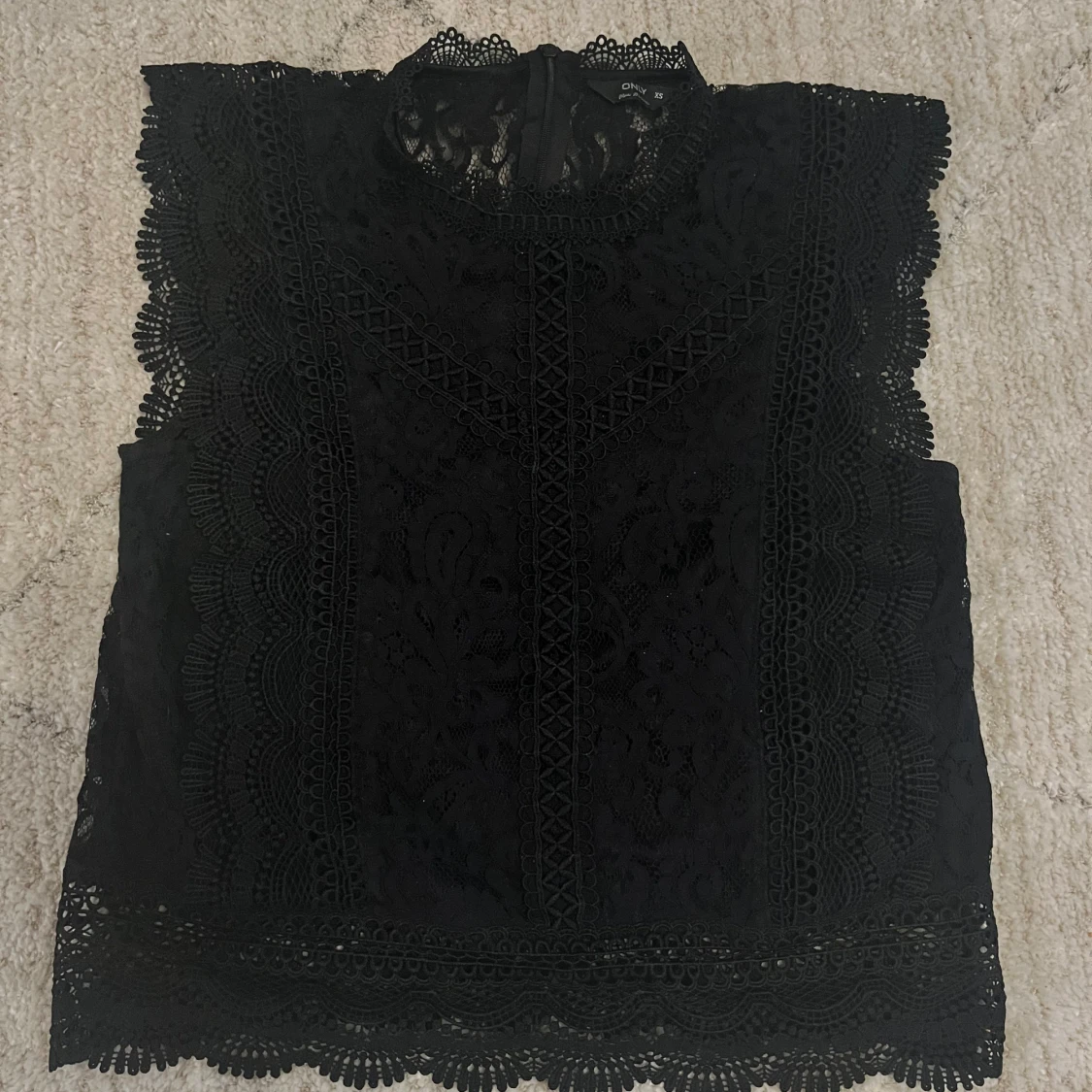 Svart spetsblus från ONLY