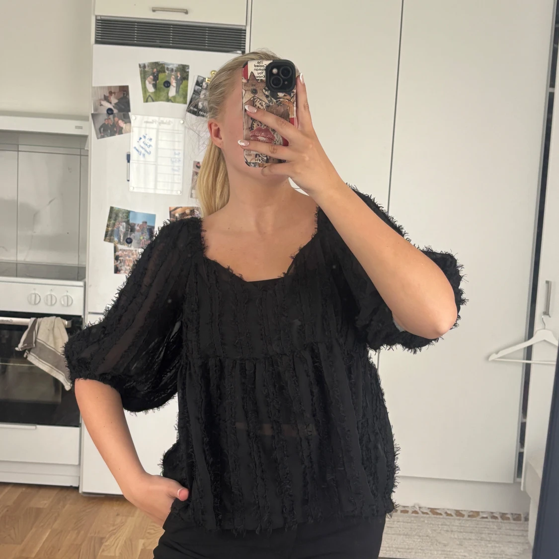 Svart blus med struktur