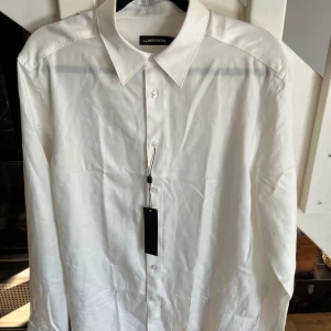 Vit skjorta från J.Lindeberg - Klassisk vit skjorta från J.Lindeberg.  Perfekt för en clean och stilren look. Helt ny och aldrig använd. Skriv gärna vid funderingar 