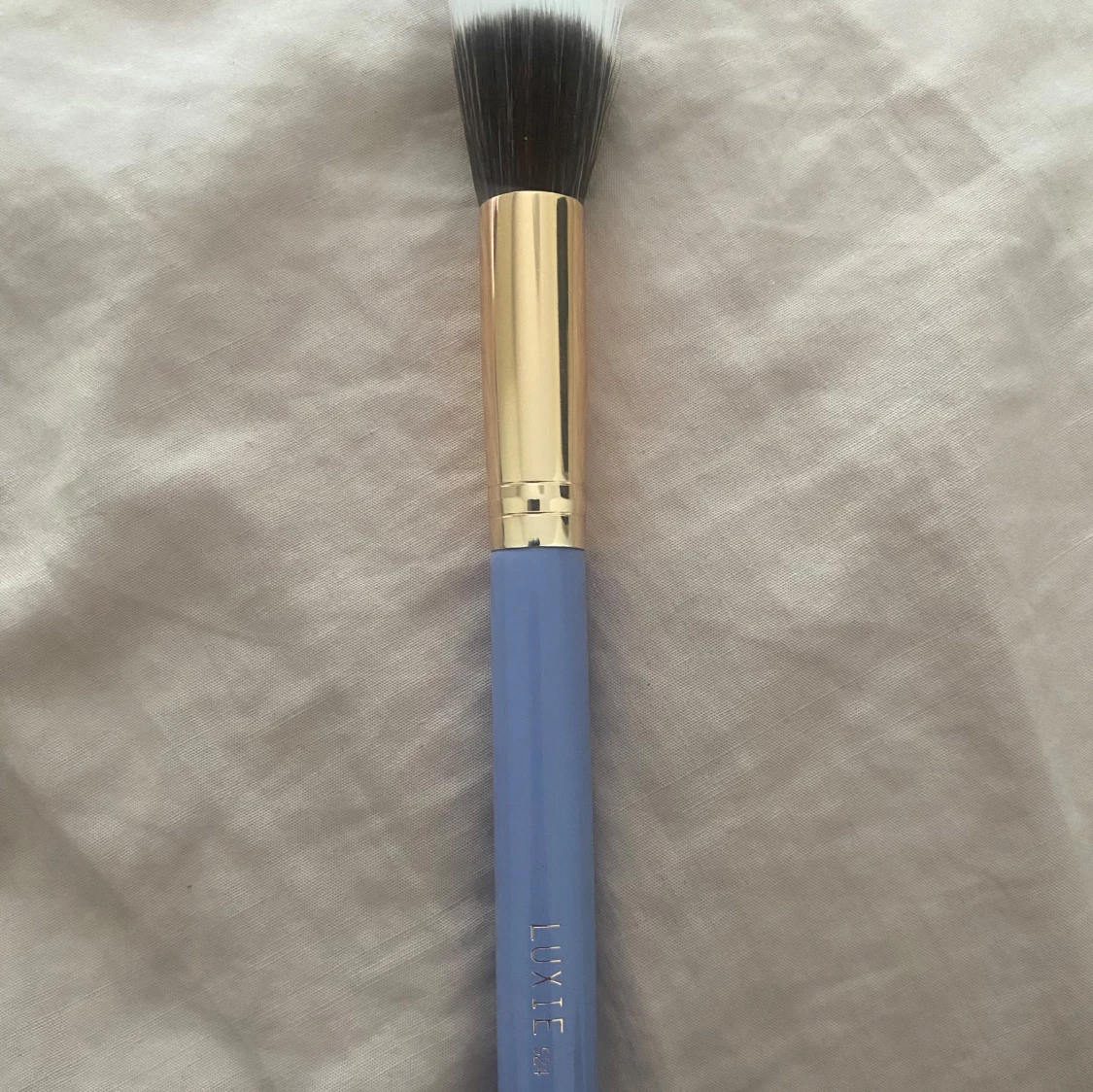 LUXIE sminkborste med blått handtag - 1