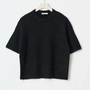 Stickad tröja  - En jättefin stickad t-shirt ifrån Gina🖤helt ny, endast testad! Nypris: 300kr