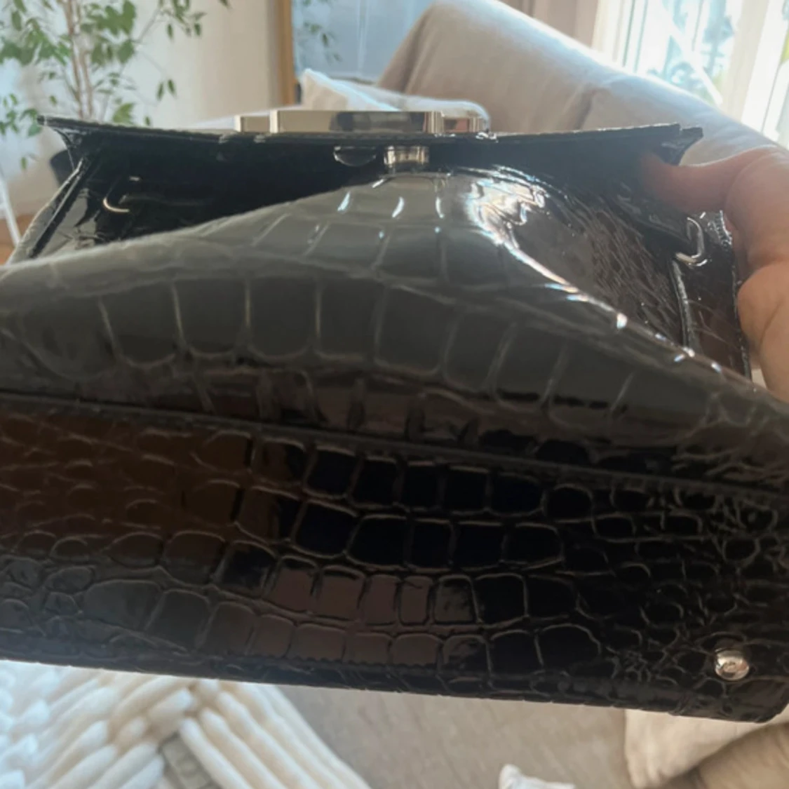 Svart handväska i krokopräglad syntet från Guess - 4
