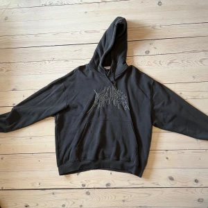 Weekday hoodie M - Säljer Weekday hoodie i storlek M (passar lite större) Cond: 7-8/10 inga fläckar eller andra defekter. Skriv ett meddelande för fler bilder!