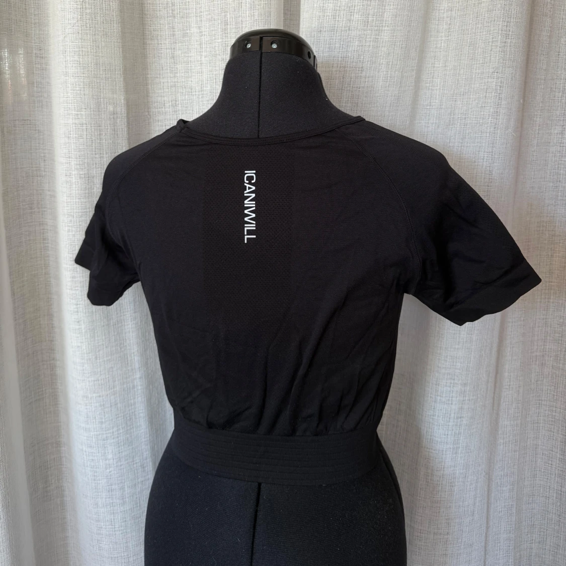 Svart croppad träningstopp från ICANIWILL - 1