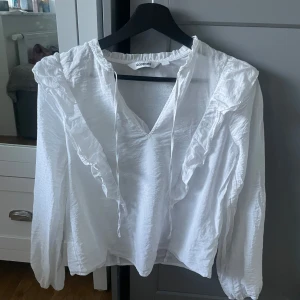 Vit blus - Fin vit blus från Kappahl. Jättebra skick, superskön på sommaren!