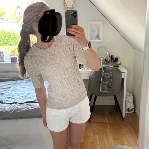 Beige topp - Säljer en beige t shirt/topp med ett lyxigare och tjockare material, perfekt både till vardags och finare sammanhang. I storlek M men passar mig perfekt som har storlek Xs/S.