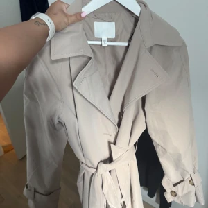 Helt ny trenchcoat  - Helt ny trench coat från hm. Aldrig använd 