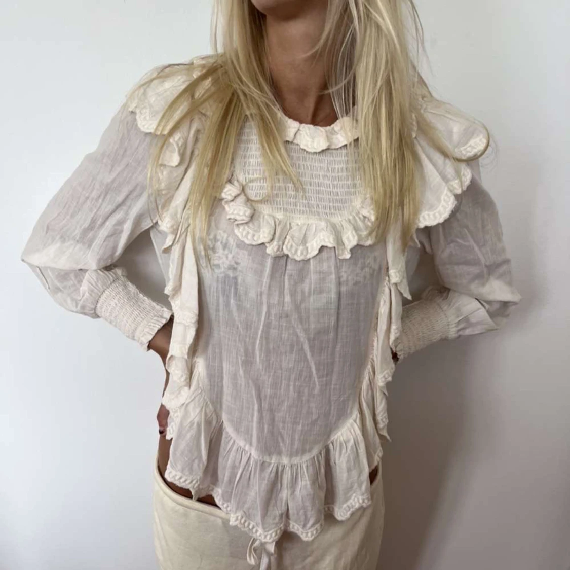 Blus med volanger  - 1