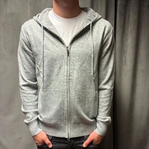 Kashmir/Merino hoodie - En sjukt fet ljusgrå Kashmir/Merino zip hoodie i storlek M! Modellen är 177cm lång, passar lite längre! Använd 1 gång, därför nyskick på hoodien! Hör av dig vid frågor!🌟