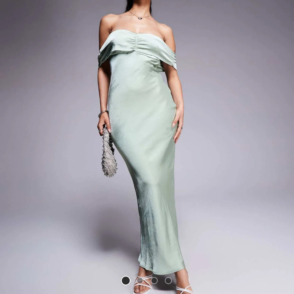 Ljusgrön axelbandslös långklänning i satin