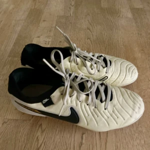 Vita/gräddvita Nike fotbollsskor TIEMPO stl 38 - Nike vita/gräddvita fotbollsskor TIEMPO storlek 38 (24 cm) US 5.5 UK 5. Sparsamt använda (ca 10 ggr…) Fint skick!