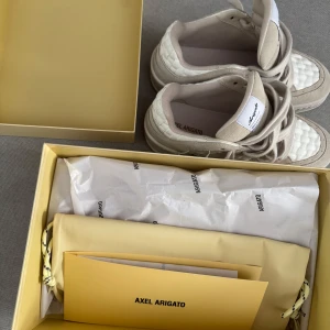 Axel arigato skor - AREA LO WOVEN SNEAKER axel arigato sneakers. Aldrig använda! Köpta men sedan ångrat köp för sent och därav inte kunnat returnera. Nypris 4150. 