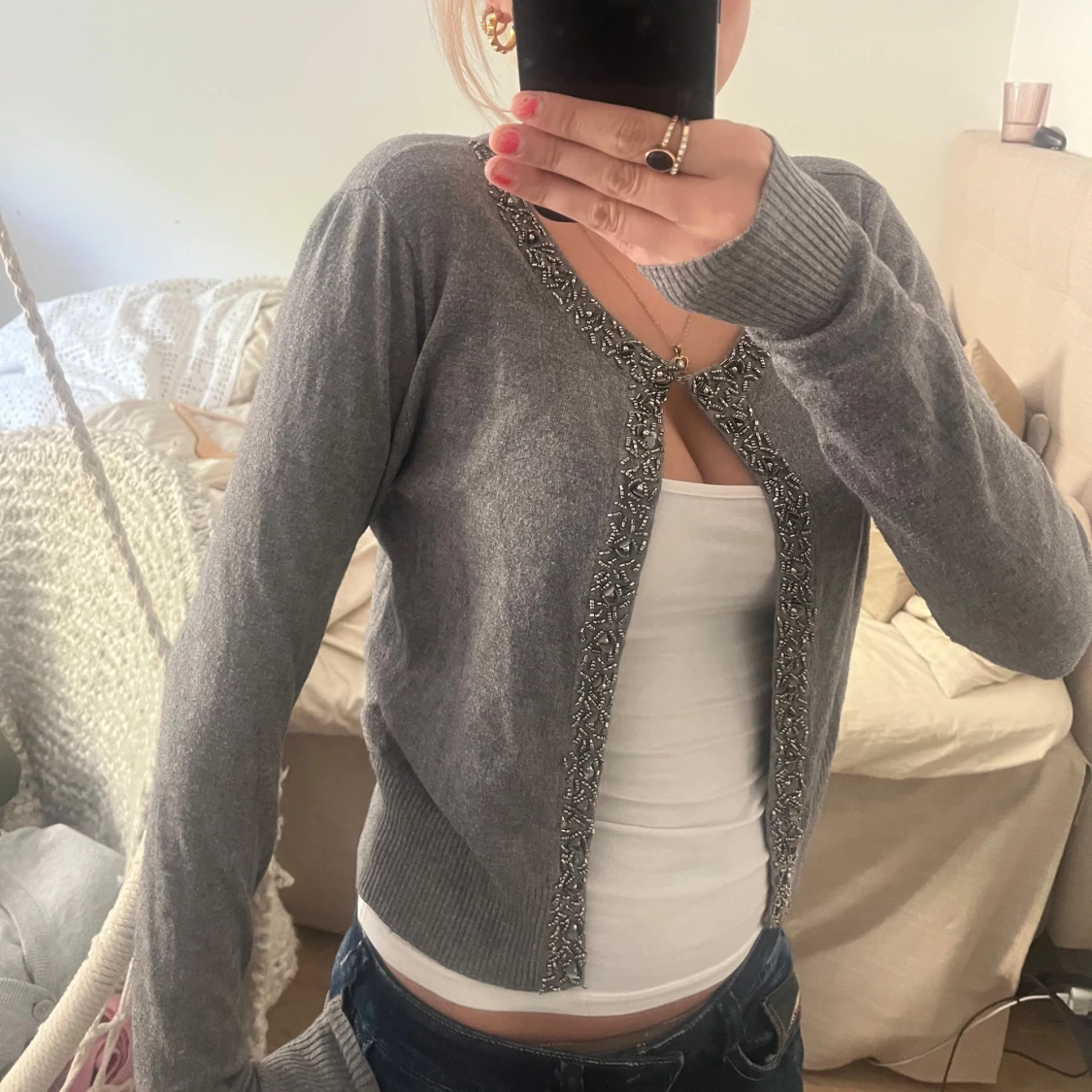 Grå kofta med pärldetaljer
