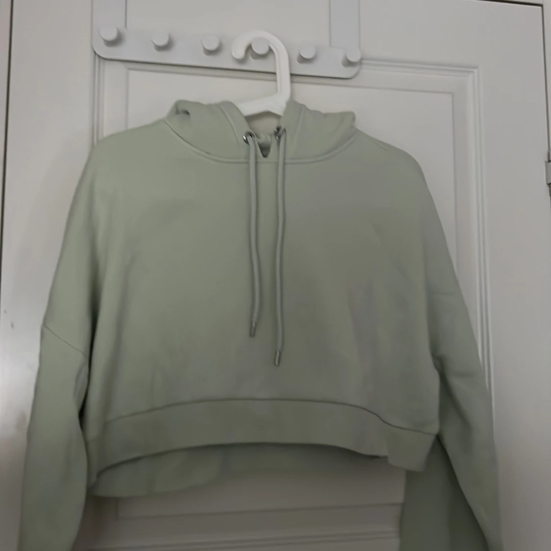 Ljusgrön croppad hoodie