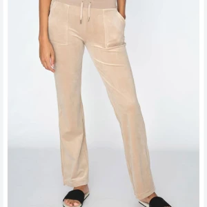 Beiga mjukisbyxor med raka ben - Snygga beiga mjukisbyxor med raka ben och dragsko i midjan. Byxorna har fickor både fram och bak samt en mjuk och skön känsla, perfekta för en avslappnad stil. säljer dem för att de inte kommer använda längre och det är inga som helst skador på dem. Hör av er vid frågor eller om nu diskuterar pris