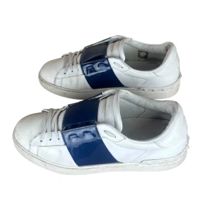 Valentino  - Valentino open Garavani. Skick 7.5/10 fina men lite skav där bak och nån repa storlek 41-41,5. Pris 1890kr ingår Dustbag! Finns att köpa på våran hemsida. Fashionels.com 