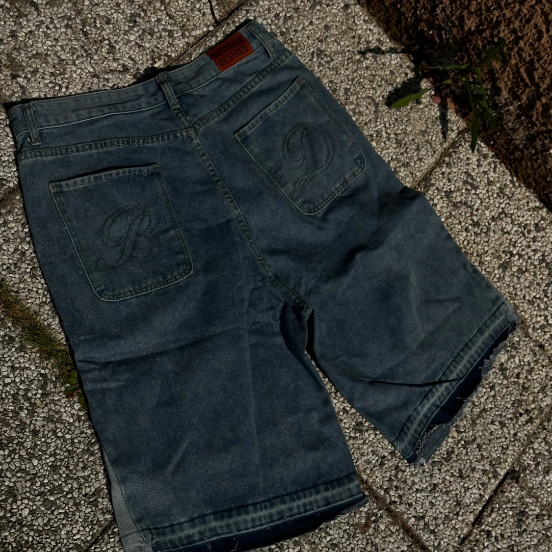 Blå jeansshorts med tryck från Rotten Desires - 3