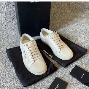Saint lauren sl/06 - Tja nu säljer jag mina riktigt snygga saint Laurent skor Court Classic sl/06 i riktigt bra skick. Skorna är i storlek 42 och pris kan diskuteras🤗🤗(kvitto finns!!)