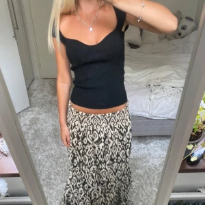 Mönstrad Långkjol från zara - Säljer denna mönstrade långkjol från Zara. Den är i storlek M, men passar mig som bär XS (den har resår i midjan). Har du någon fråga är det bara att höra av dig🫶🏻