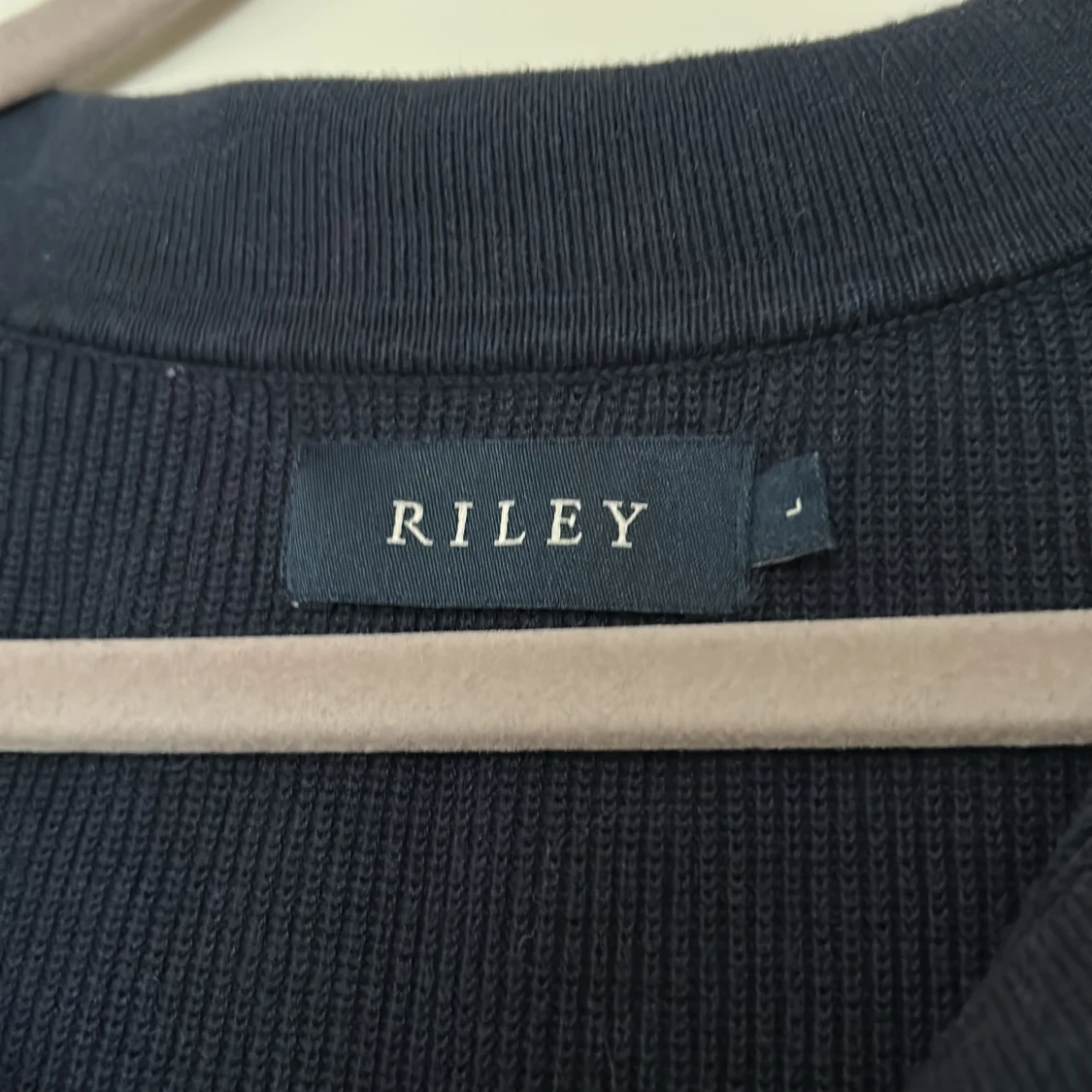 Mörkblå stickad tröja med krage från Riley - 1