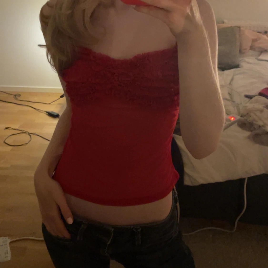 Röd croppad tubtopp med volang - 2