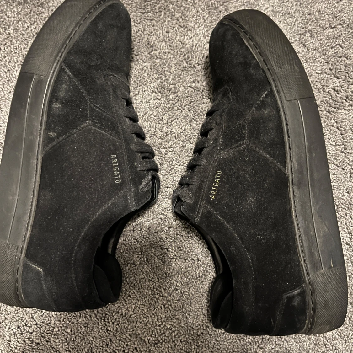 Svarta sneakers från Axel Arigato i mocka - 1