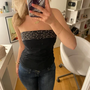 Svart glittrig topp - Off shoulder topp med glitter från Zara i storlek m, liten i storleken. Helt oanvänd, lapparna kvar