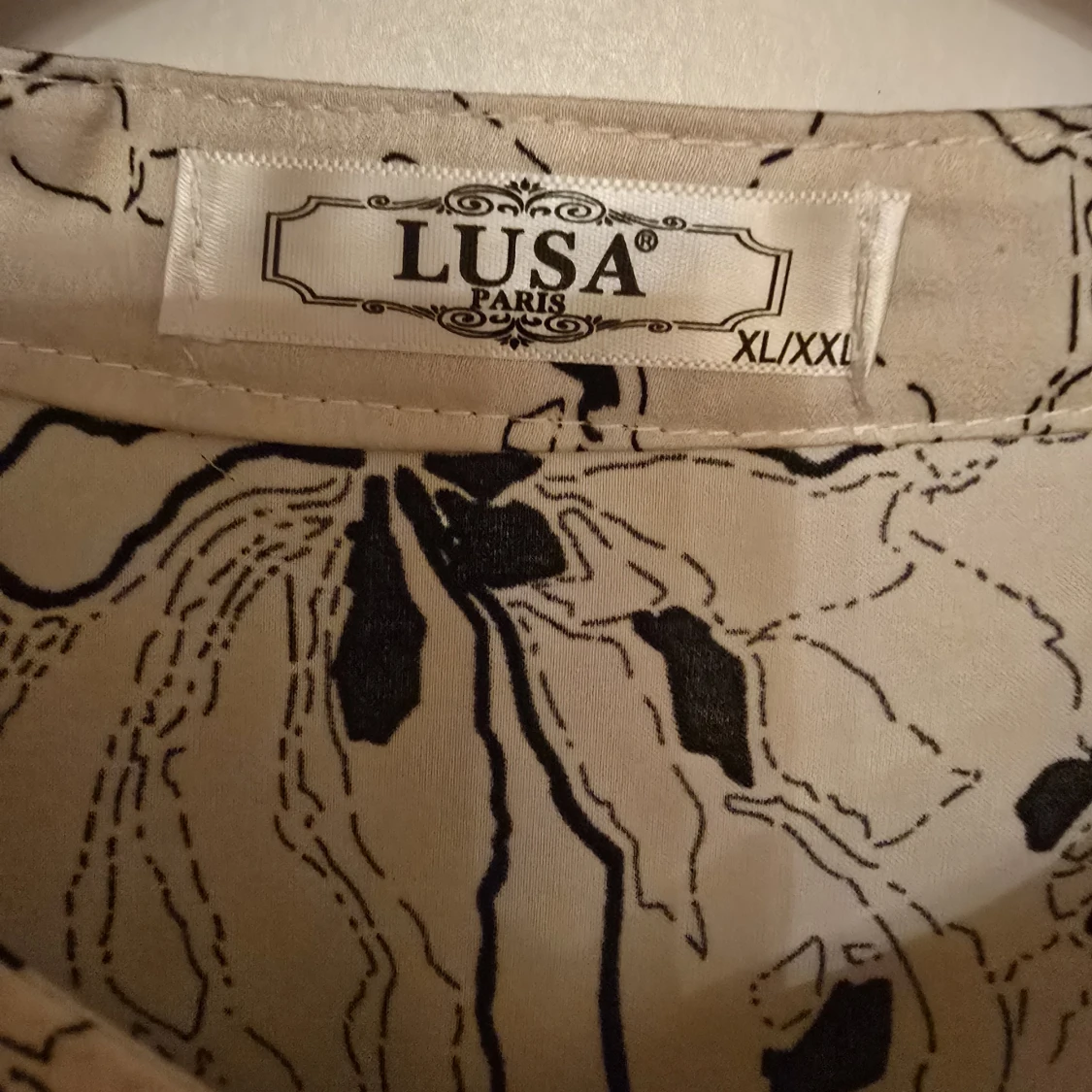 Vit blus med svart blommigt mönster - 4