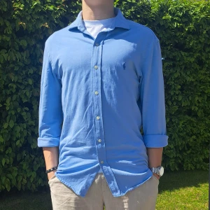 Blå Ralph Lauren Skjorta- Stl L, Slim fit - Hej säljer en snygg Ralph Lauren skjorta I färgen blå. Perfekt till sommaren! 🏝🏖 Skick: 8,5/10 utan defekter. Stl: L, Slim fit. Han på bilden är 170cm. 🤗