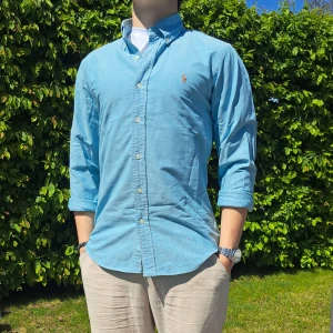 Blå Ralph Lauren Skjorta- Stl M, Slim fit - Hej säljer en snygg Ralph Lauren skjorta I färgen blå. Perfekt till sommaren! 🏝🏖 Skick: 9/10 utan defekter. Stl: M, Slim fit. Han på bilden är 170cm. 🤗