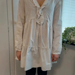 Vit Zara klänning - Säljer denna jättefina vita klänningen som är från Zara!🥰 Den är perfekt inför en skolavslutning och sommaren🤗 Den är i väldigt fint skick och har aldrig använts. 