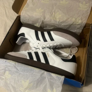 Adidas Sambas White Black Gum 42 - Säljer dessa Adidas Sambas White Black Gum , i storlek 42 . Men passar dig mellan 40-42,5 . Skriv vid frågor eller funderingar 😎;D
