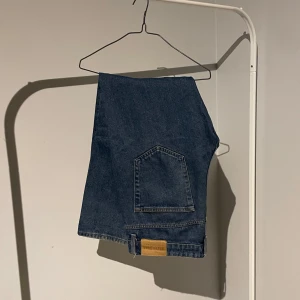 Blå jeansbyxor med bakficka - Märke: Only & Sons | Storlek: 32/30 | Skick: 10/10