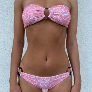 Skit snygg rosa bikini - Säljer denna helt oanvända bikinin från ffswimclub som nypris kostar 895kr, jag säljer för 650kr. 