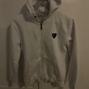 Cdg hoodie - Hoodie från comme de garson, skick 6/10, kan gå med i pris vid snabb affär. Det finns en defekt där i slutet av armen så är den lite sönder men man kan sy ihop den.
