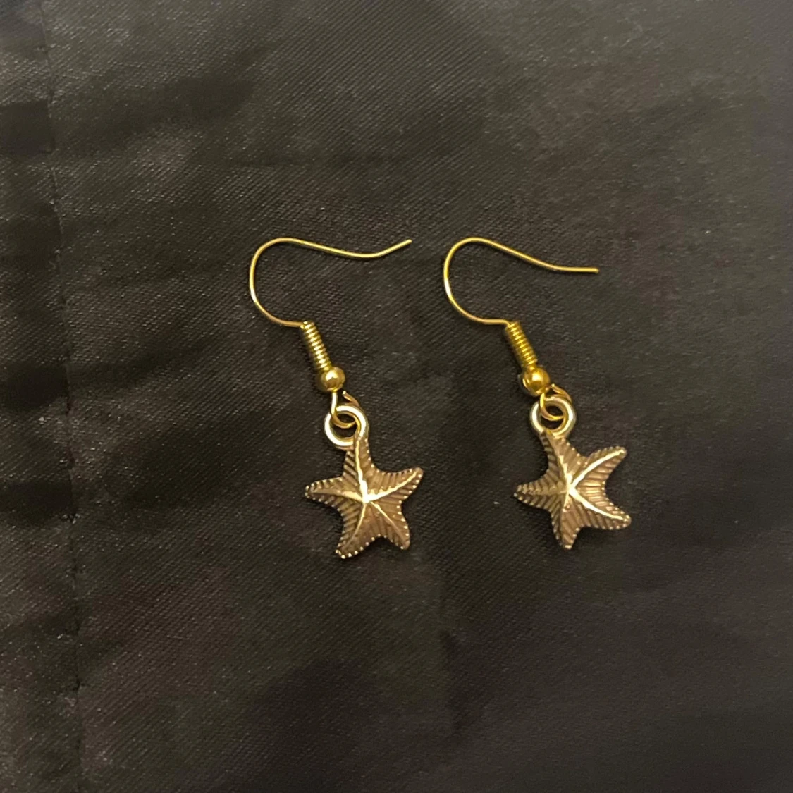 Guldiga örhängen med sjöstjärnor boho  - 4