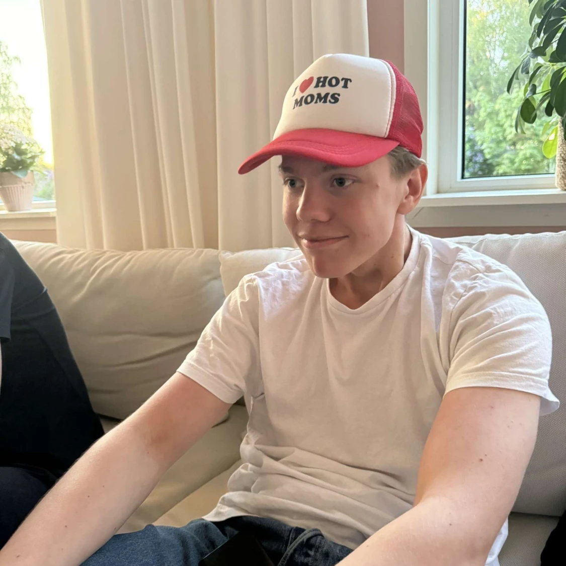 Vit och röd keps med text