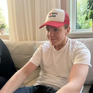 Vit och röd keps med text - Säljer en vit och röd keps med texten 'I ❤️ HOT MOMS' framtill. 