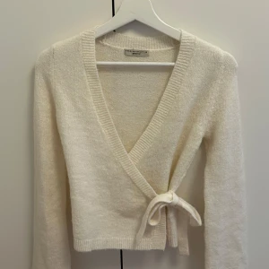 Vit omlottkofta - Superfin omlottkofta från Gina Tricot. Aldrig använd, bara provad! 🤍