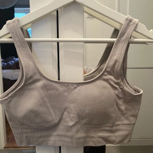 Sportbh AIM’N - Sport-bh från AIM’N i storlek M. Använd några gånger men bra skick.