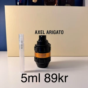 Spicebomb Extreme herrparfym från Viktor & Rolf samples 5ml - Spicebomb Extreme från Viktor & Rolf är en herrparfym med tydliga toner av vanilj, tobak, kanel och varma kryddor. Flaskan har en unik, svart granatliknande design med guldfärgad etikett. Säljs i 5 ml decant.