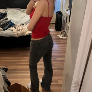 Svarta bootcut jeans - Säljer ett par svarta bootcut med normal passform. Jeansen har en något utsvängd benslut och är perfekta för en avslappnad stil. Jättefint skick !!